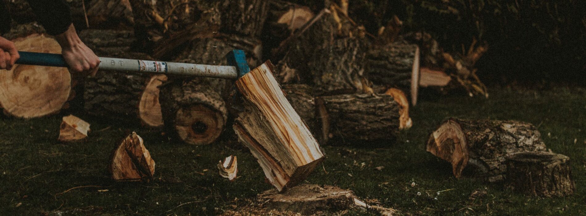 Jak i czym rąbać drewno – siekiera, łuparka do drewna