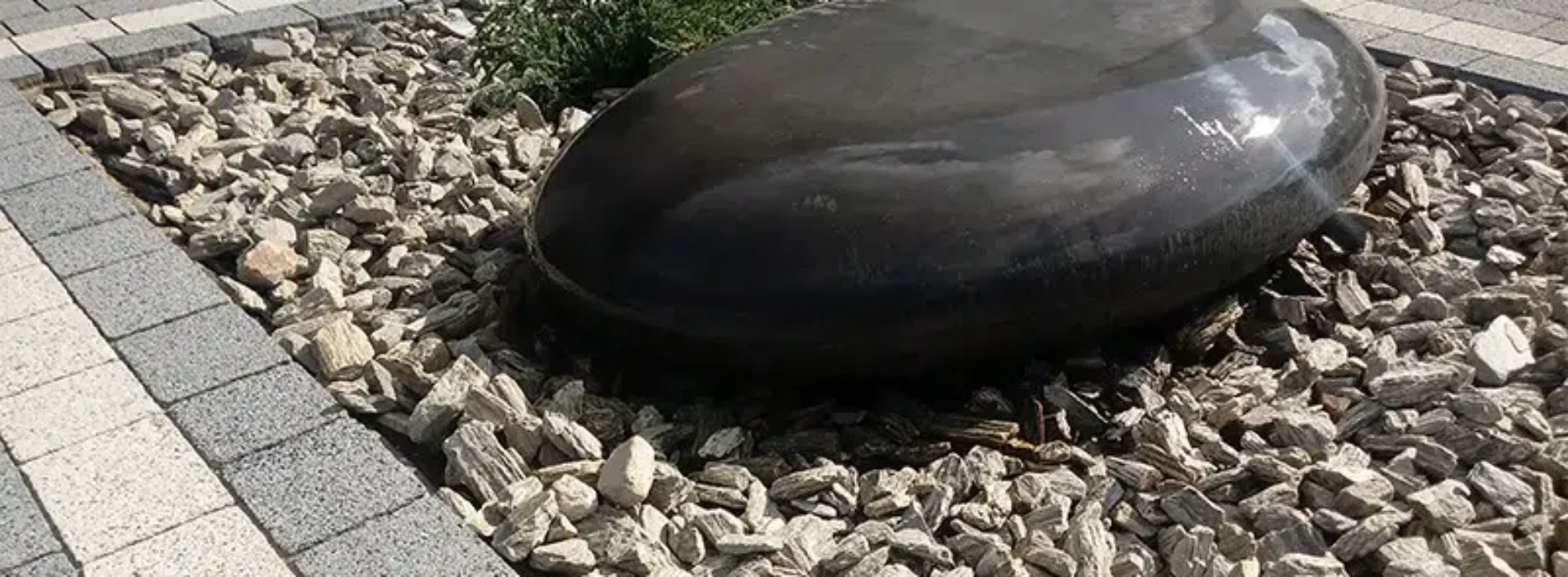 Zastosowanie betonu architektonicznego w ogrodzie – pomysły na styl i funkcję