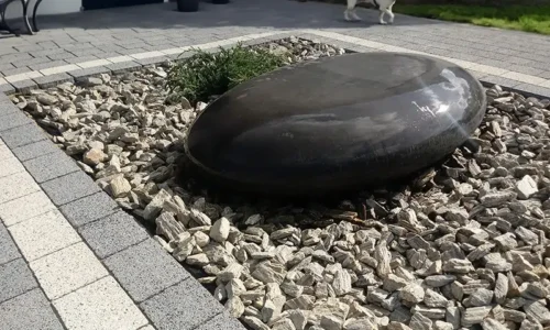 Zastosowanie betonu architektonicznego w ogrodzie – pomysły na styl i funkcję