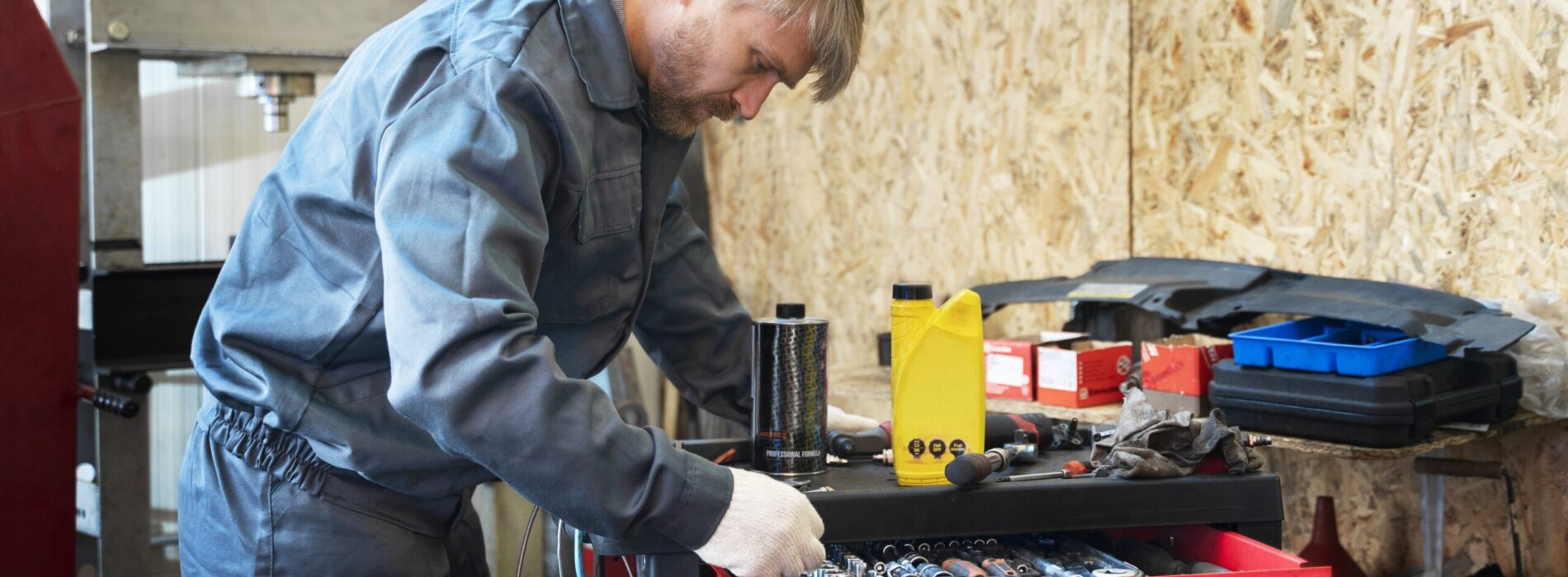 Wózek narzędziowy czy skrzynka – co wybrać dla mechanika?